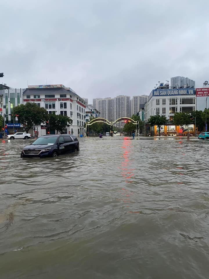 Ha Noi ngap trong nuoc, dan cong so ru nhau cheo thuyen di lam-Hinh-11