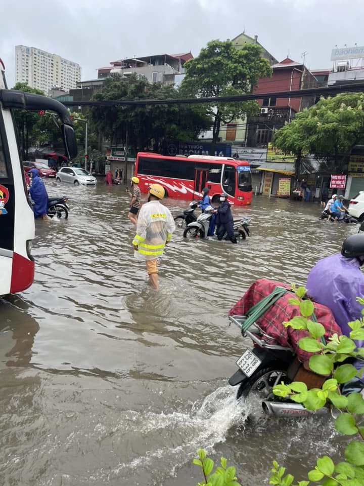 Ha Noi ngap trong nuoc, dan cong so ru nhau cheo thuyen di lam-Hinh-13