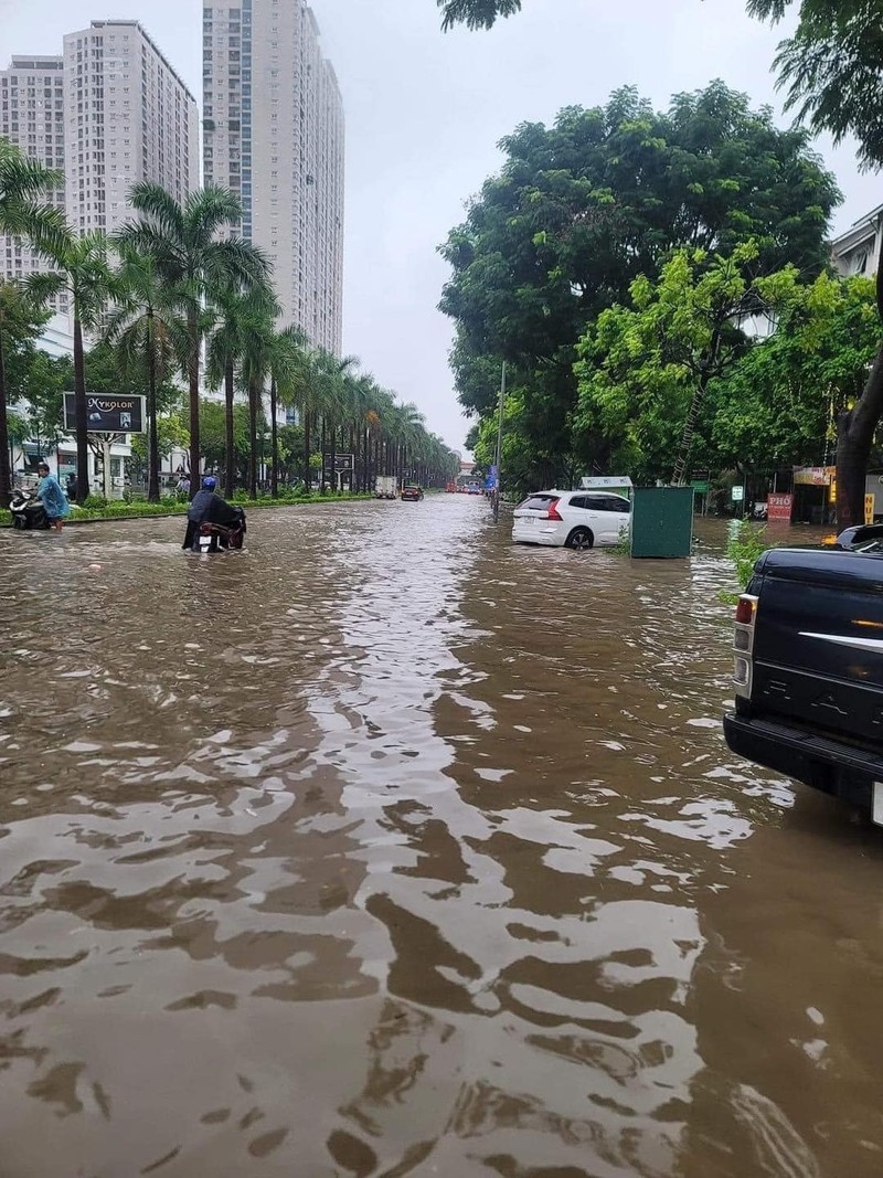 Ha Noi ngap trong nuoc, dan cong so ru nhau cheo thuyen di lam-Hinh-2