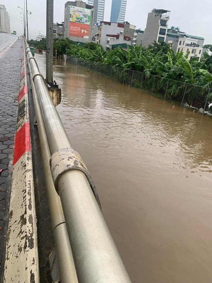 Ha Noi ngap trong nuoc, dan cong so ru nhau cheo thuyen di lam-Hinh-5