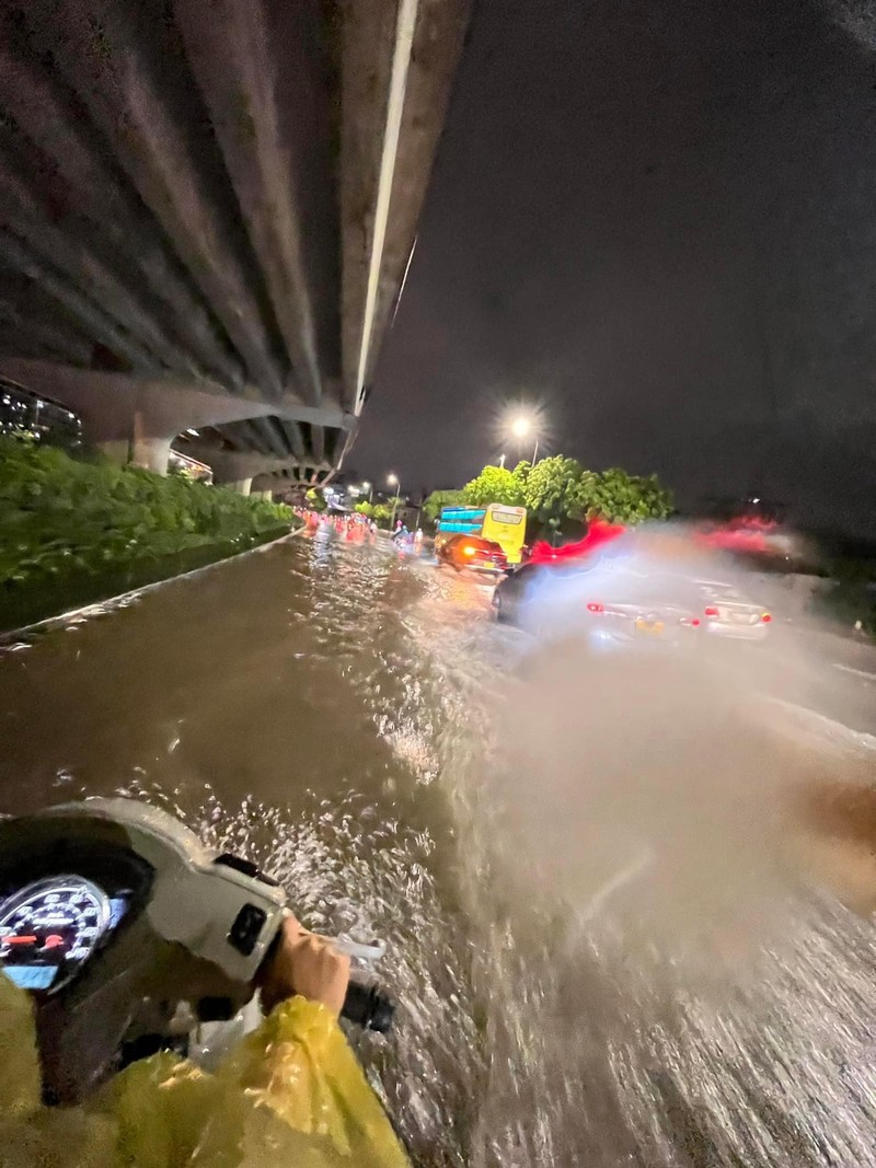 Ha Noi ngap trong nuoc, dan cong so ru nhau cheo thuyen di lam-Hinh-6