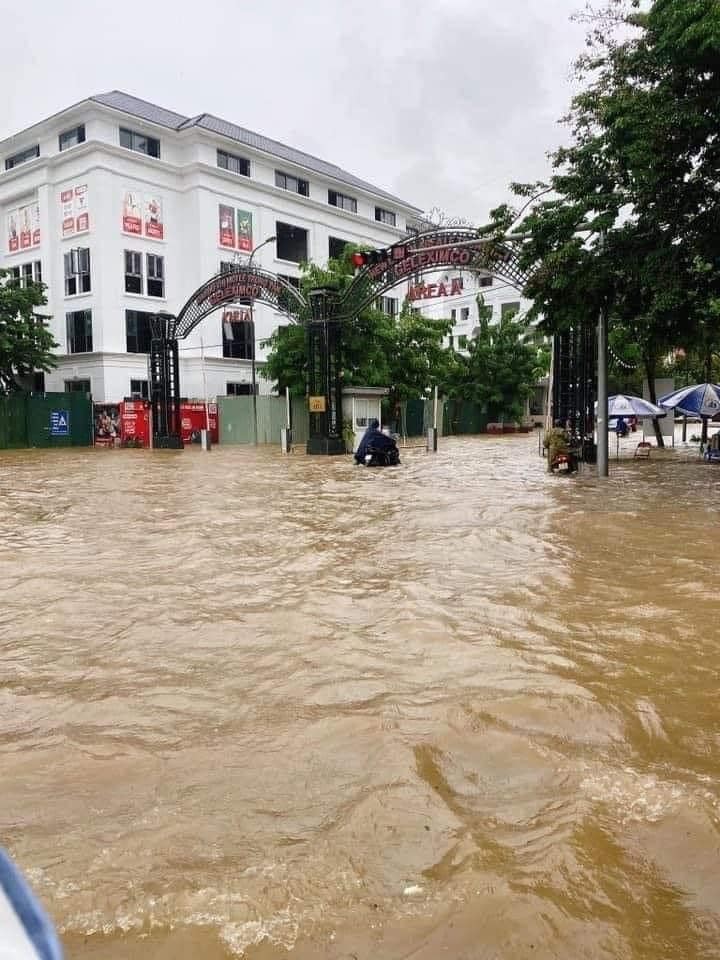 Ha Noi ngap trong nuoc, dan cong so ru nhau cheo thuyen di lam-Hinh-7