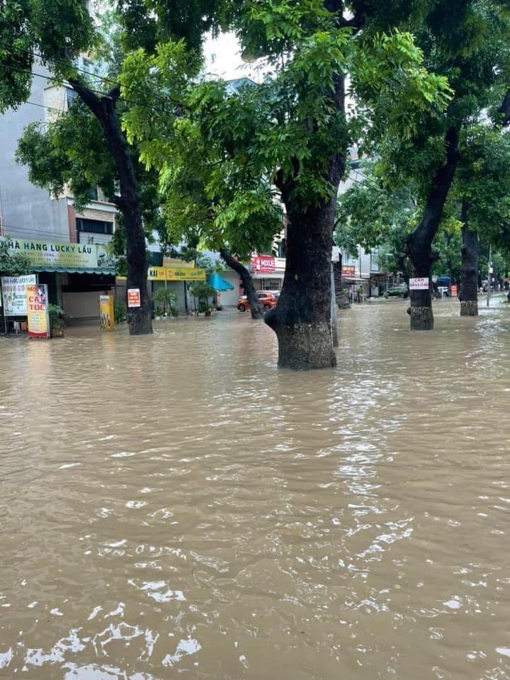 Ha Noi ngap trong nuoc, dan cong so ru nhau cheo thuyen di lam-Hinh-9