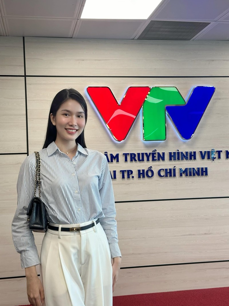 Hoc van cuc khung cua dan Hoa, A hau lam MC, BTV tai VTV-Hinh-4