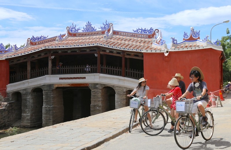 Chua Cau Hoi An khoac ao moi, du khach khoe anh “check in”-Hinh-2