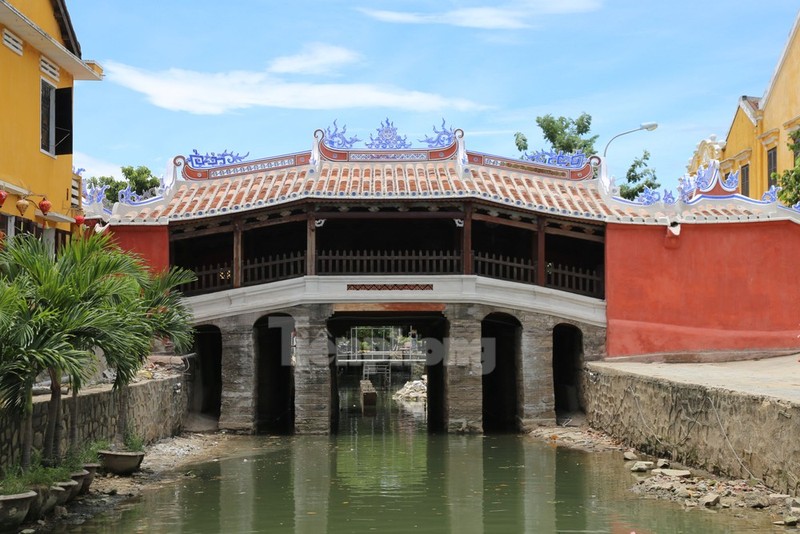 Chua Cau Hoi An khoac ao moi, du khach khoe anh “check in”-Hinh-2