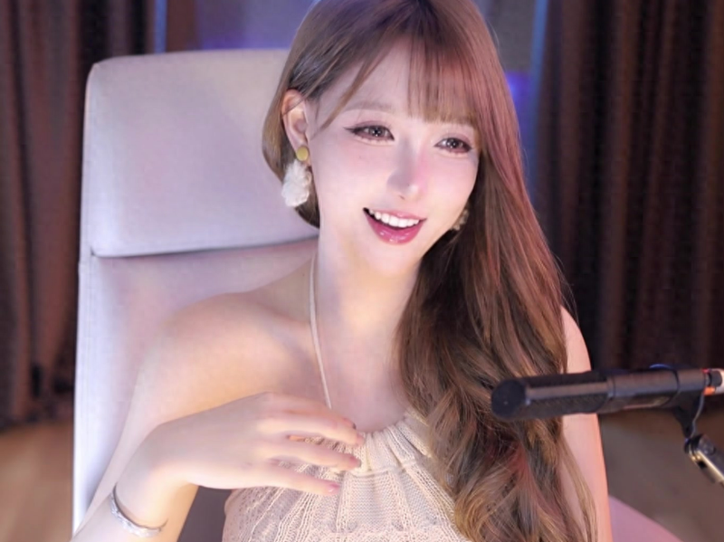 Lam MC tai su kien lon, nu streamer cosplay goi cam hut hon fan-Hinh-10