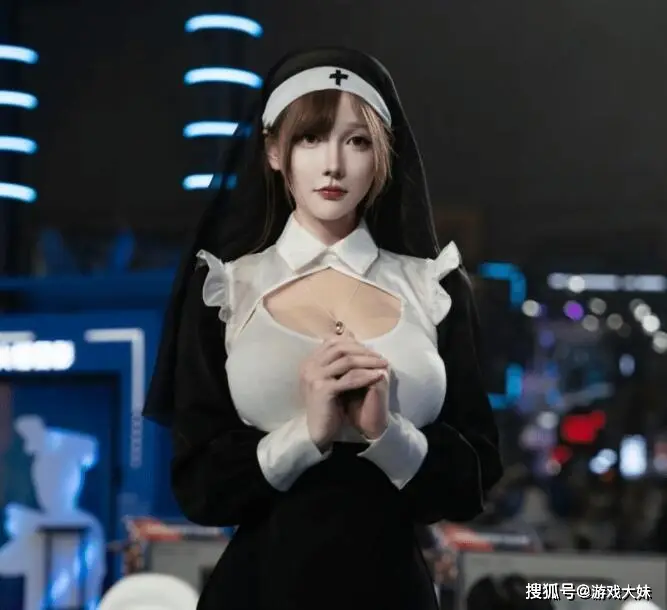 Lam MC tai su kien lon, nu streamer cosplay goi cam hut hon fan-Hinh-3