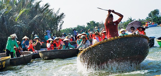 Ngoi thuyen thung Hoi An lot top trai nghiem tren thuyen hap dan