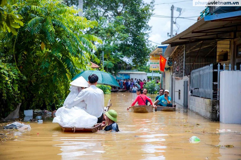 Dam cuoi vung ron lu Chuong My, don dau bang thuyen phao tu che-Hinh-2