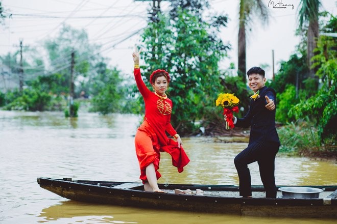 Dam cuoi vung ron lu Chuong My, don dau bang thuyen phao tu che-Hinh-8