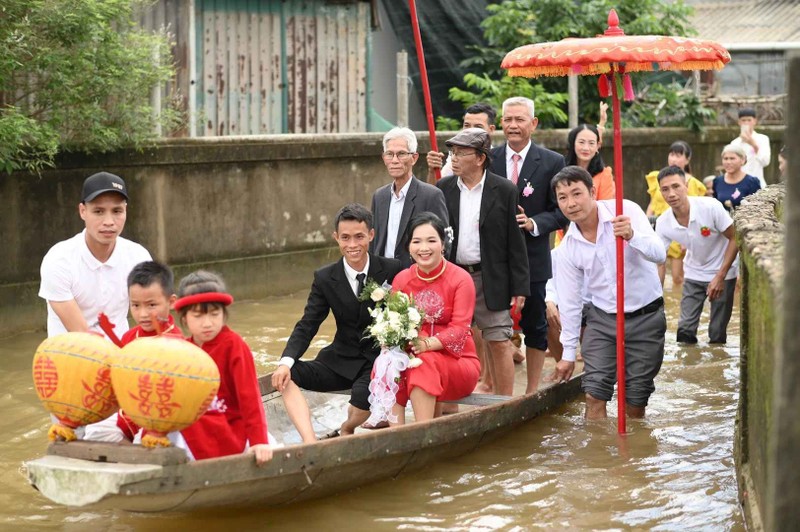 Dam cuoi vung ron lu Chuong My, don dau bang thuyen phao tu che-Hinh-9