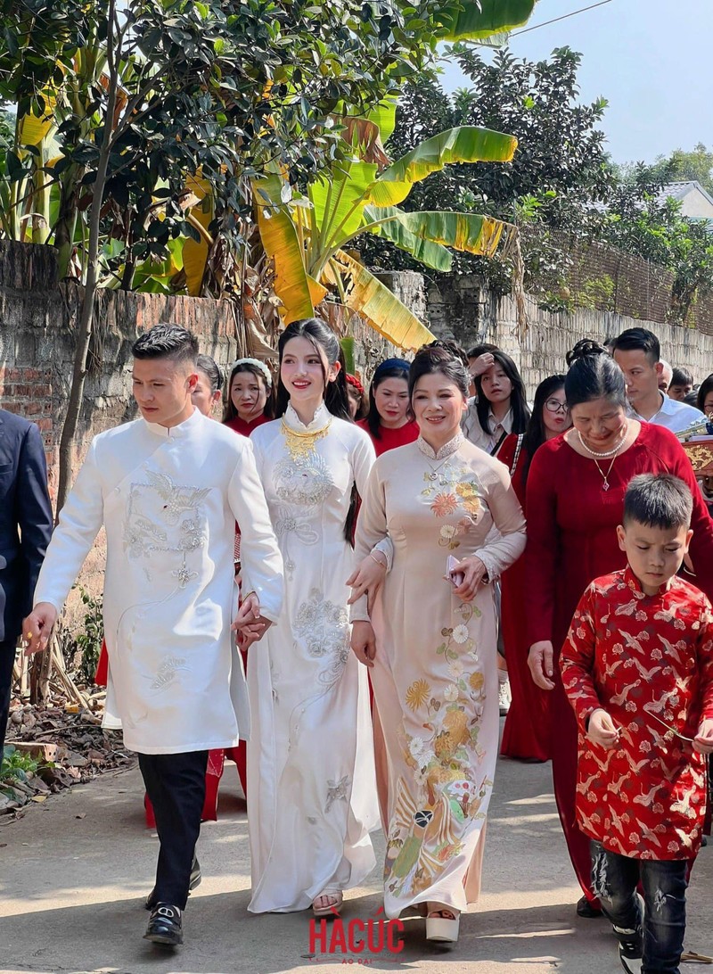 Khoanh khac me chong Chu Thanh Huyen cung nung chau trai-Hinh-4