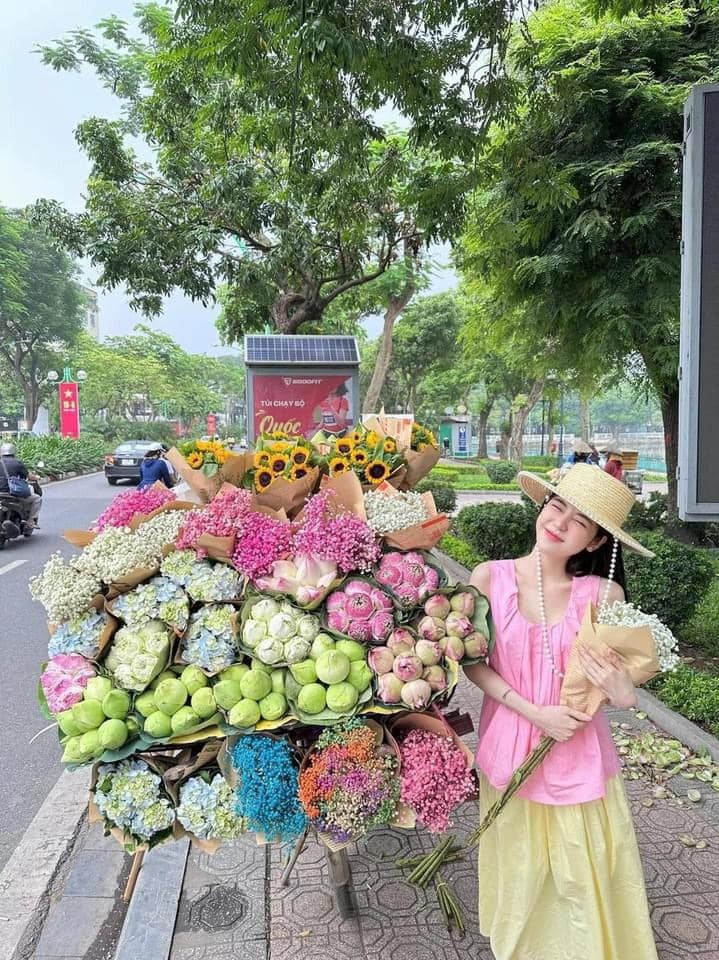 Loat “nang tho” khoe sac, khoe dang ben xe hoa mua thu Ha Noi