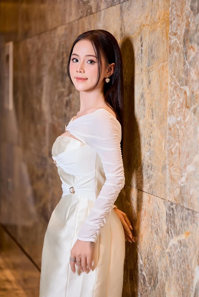 Netizen truy tim danh tinh co gai dien ao dai Doan gay thuong nho-Hinh-2