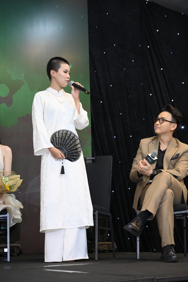 Rapper “Phao xinh” dien ao dai, mai toc cuc chat tai gala Sao Nhap Ngu-Hinh-4