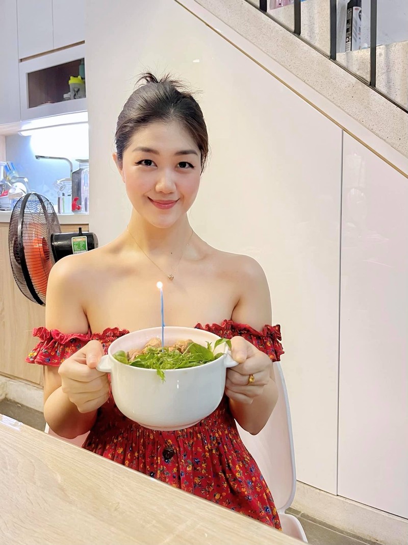 Nu tiep vien truong co gia the hoang toc, than thai ngut ngan-Hinh-10