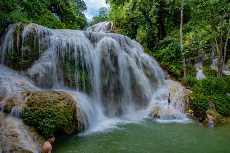 Thác nước ‘bậc thang’ cách Hà Nội 100km, du khách chơi quên lối về - Hình 2 Thac nuoc ‘bac thang’ cach Ha Noi 100km, du khach choi quen loi ve-Hinh-2