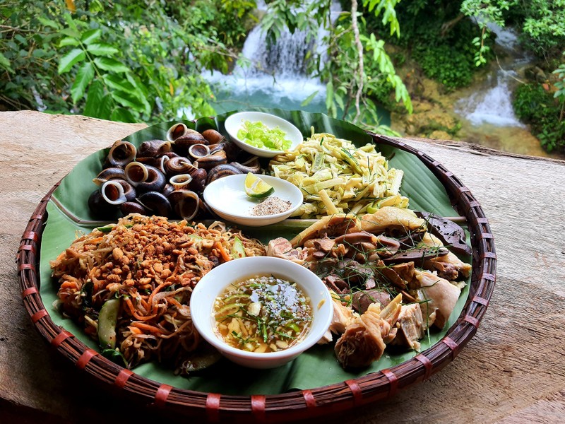Thác nước ‘bậc thang’ cách Hà Nội 100km, du khách chơi quên lối về - Hình 6 Thac nuoc ‘bac thang’ cach Ha Noi 100km, du khach choi quen loi ve-Hinh-6