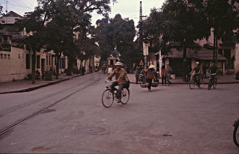 Boi hoi truoc loat anh hiem chup Ha Noi nam 1980-Hinh-5