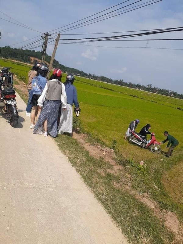 Tin tuong tay lai cua ban, co gai nhan cai ket ngap bun-Hinh-7