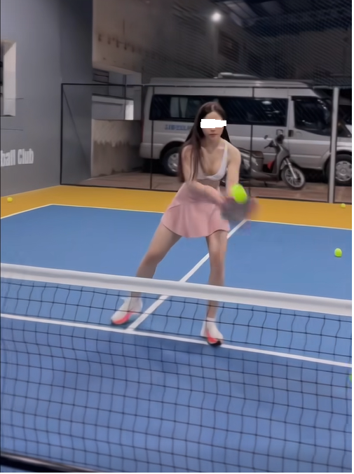 Vu gai xinh bi chup len tren san pickleball gay tranh cai-Hinh-4