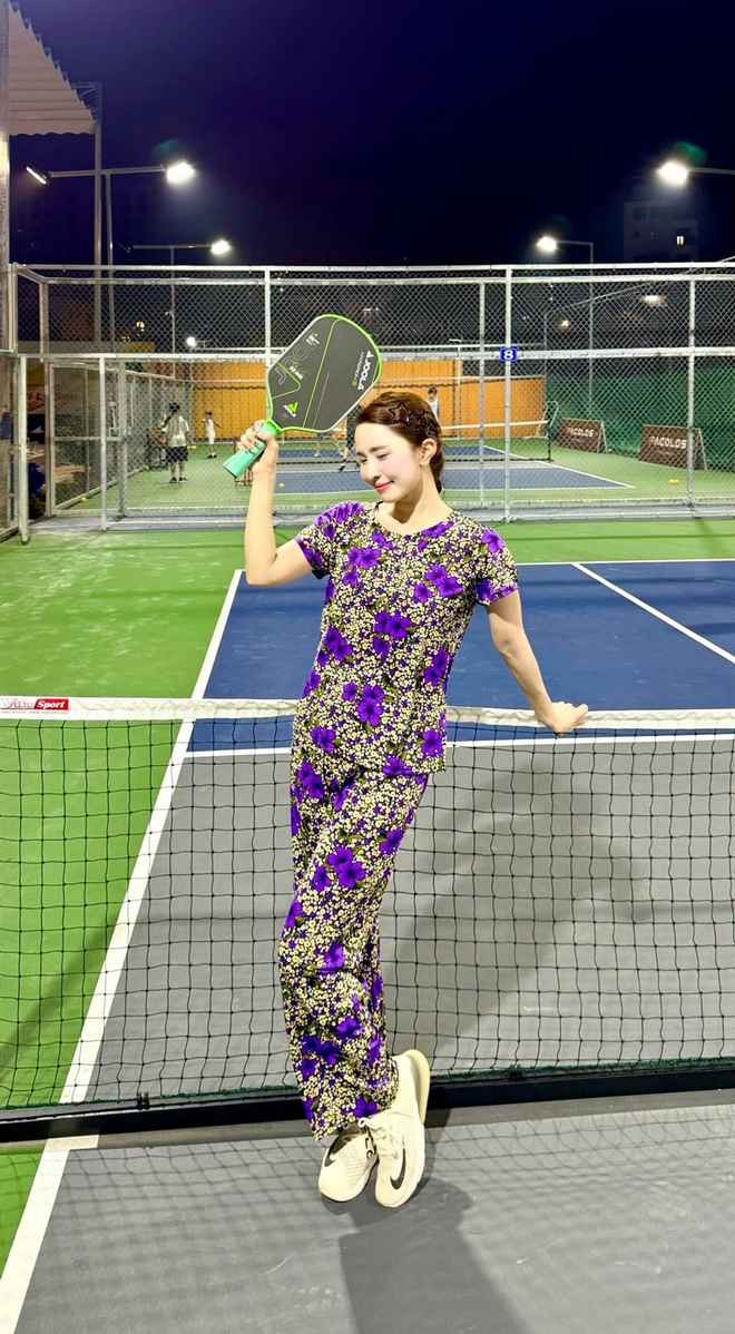 Dien outfit “ba thim” len san pickleball, nguoi choi gay bao mang-Hinh-2