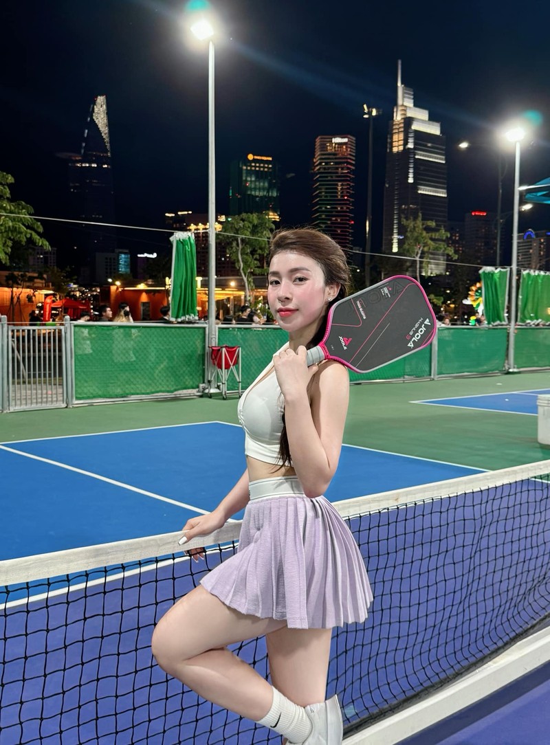 Danh tinh co gai mac do tap ho bao khien pickleball ganh “tai tieng“-Hinh-2