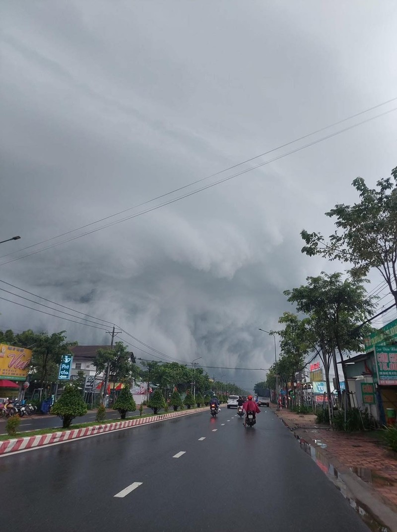 Bau troi Binh Duong cuon cuon may, netizen hot hoang “yeu quai toi“-Hinh-10