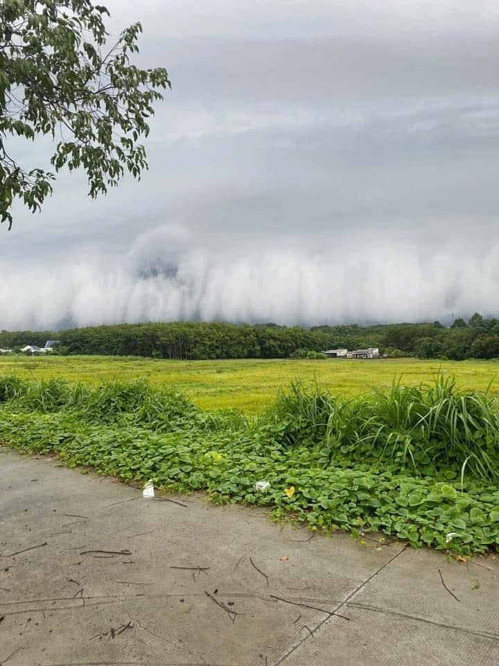 Bau troi Binh Duong cuon cuon may, netizen hot hoang “yeu quai toi“-Hinh-4