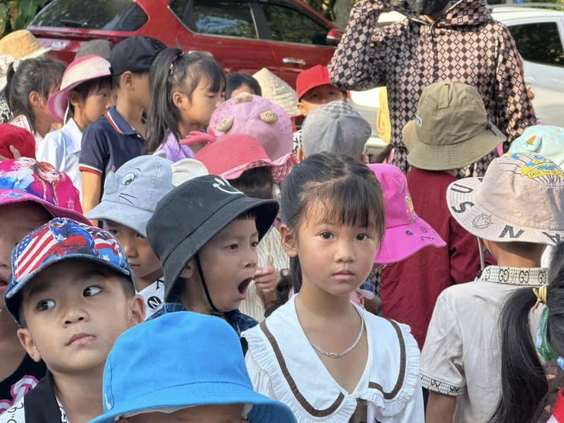 Khoanh khac ngo nghinh cua cac “bup mang non” ngay khai truong-Hinh-10