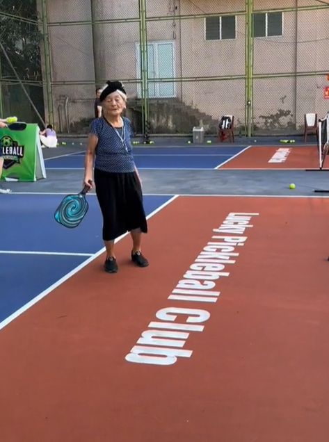 Cu ba U100 o Ha Tinh lan xa tren san choi pickleball-Hinh-3