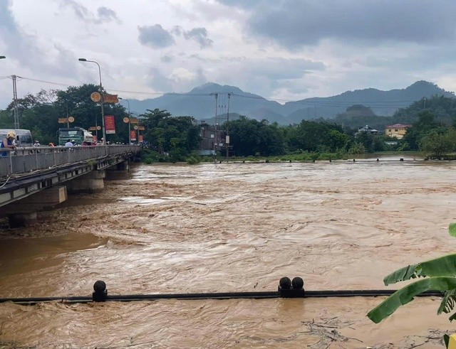 View - 	Toàn bộ 8 cửa đáy Thủy điện Tuyên Quang được mở xả lũ