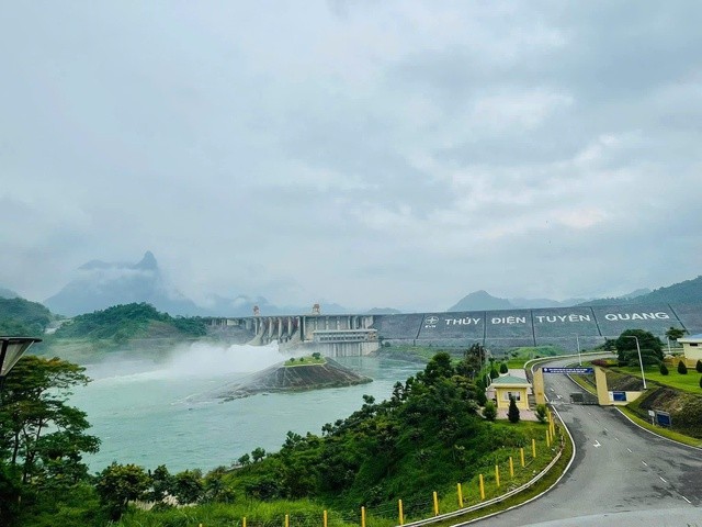 Toan bo 8 cua day Thuy dien Tuyen Quang duoc mo xa lu-Hinh-6