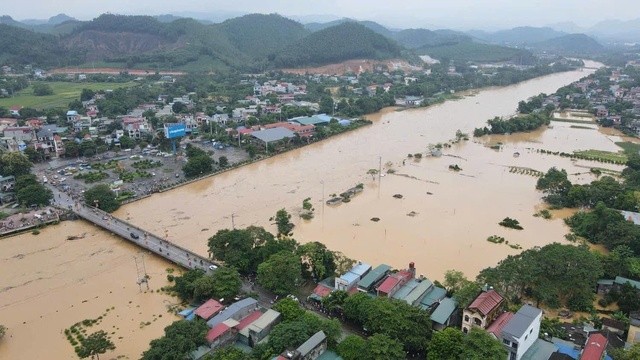 View - 	Toàn bộ 8 cửa đáy Thủy điện Tuyên Quang được mở xả lũ