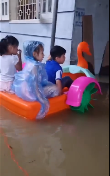 Nguoi dan vung lu tan dung moi phuong tien tu dap vit, cheo sup-Hinh-5