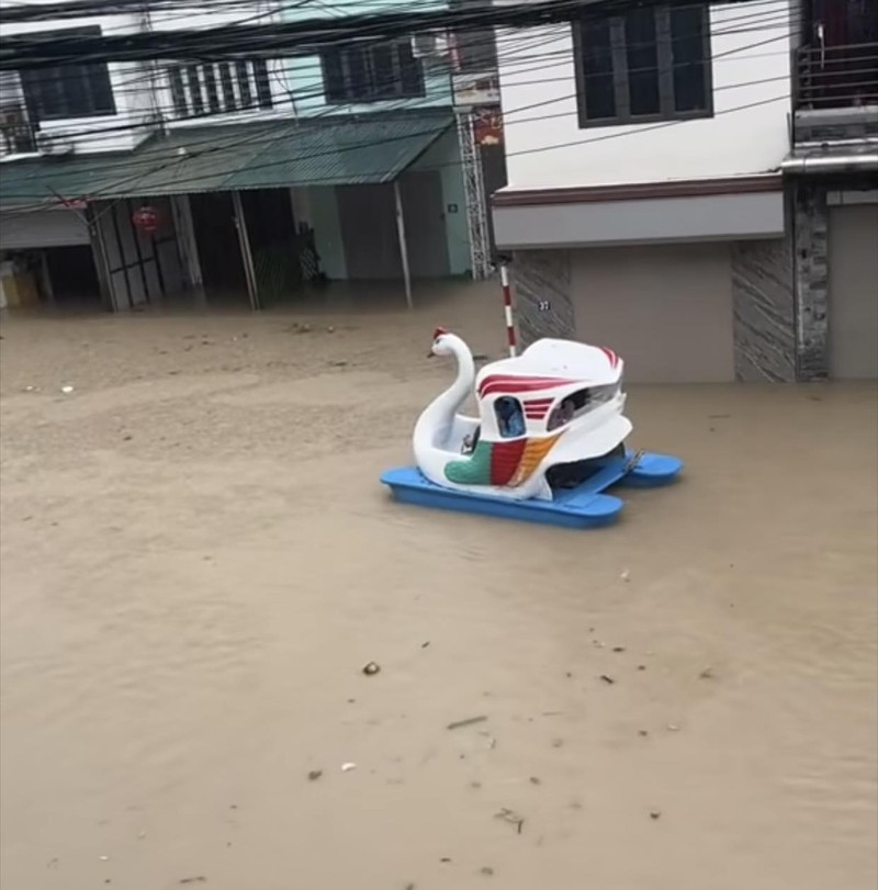 Nguoi dan vung lu tan dung moi phuong tien tu dap vit, cheo sup