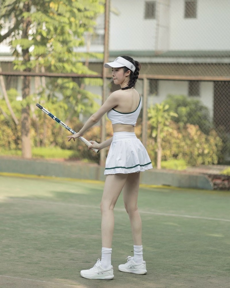 Danh tinh gai xinh mac vay sieu ngan tren san tennis