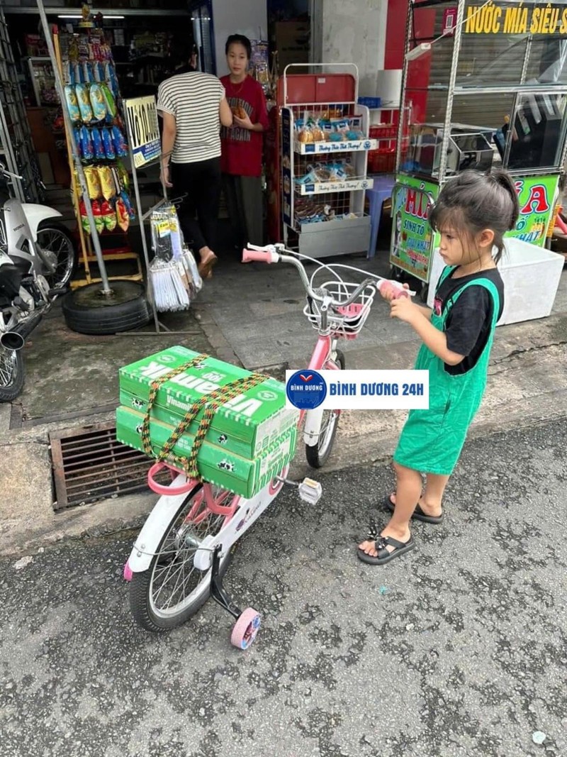 Be gai bat khoc vi mang tien di quyen gop bi tu choi-Hinh-2