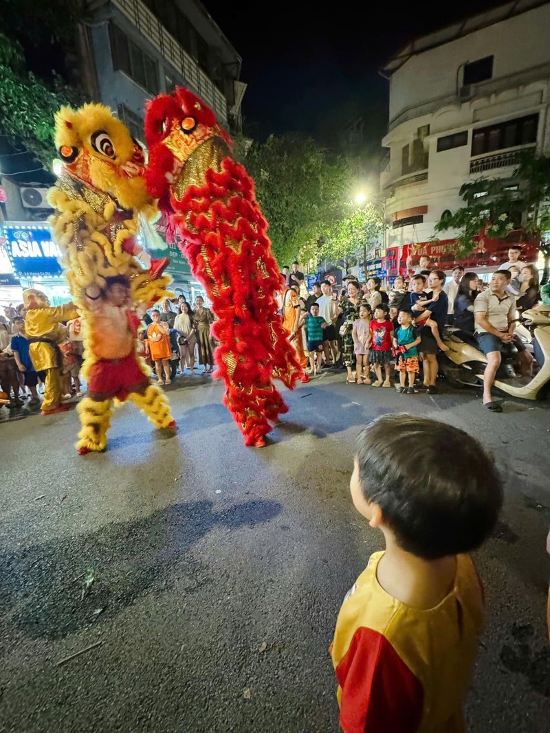 Hang Ma dong nghet, 1 met vuong 20 nguoi chup anh-Hinh-9