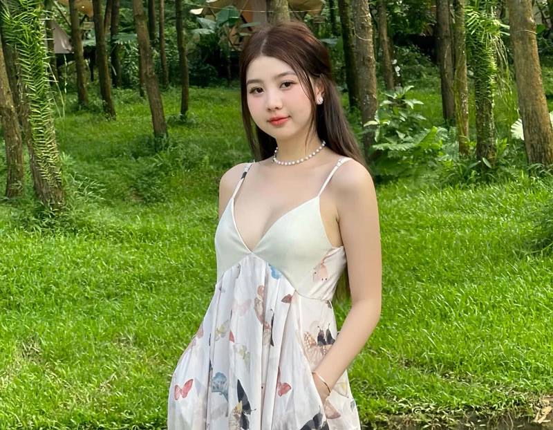 Hot girl Quang Binh so huu sac voc nuot na hut trieu fan-Hinh-4