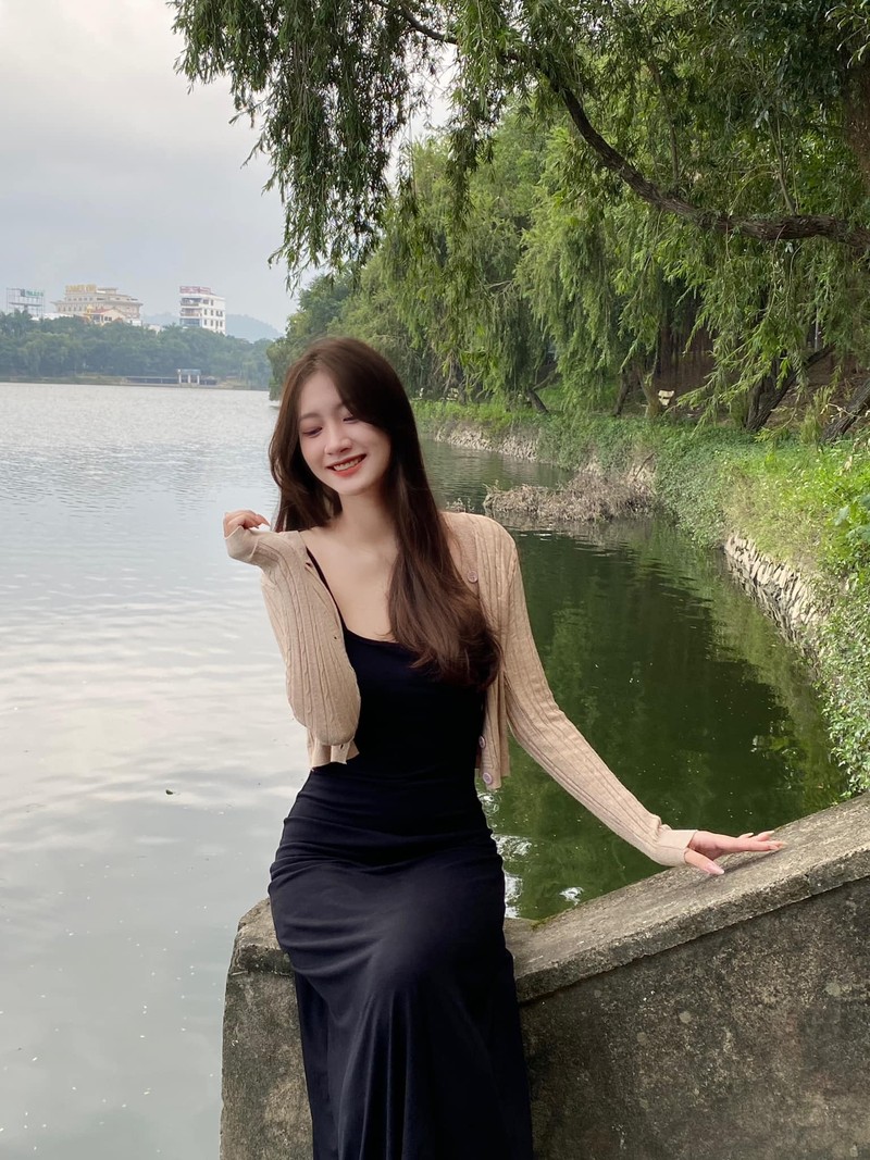 Danh tinh nu sinh su pham dien ao dai xinh nhu hoa tren pho-Hinh-9