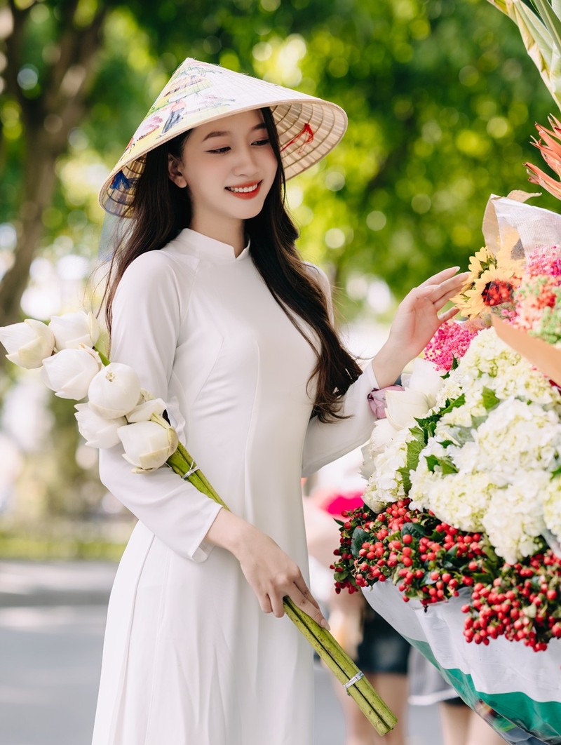 Danh tinh nu sinh su pham dien ao dai xinh nhu hoa tren pho