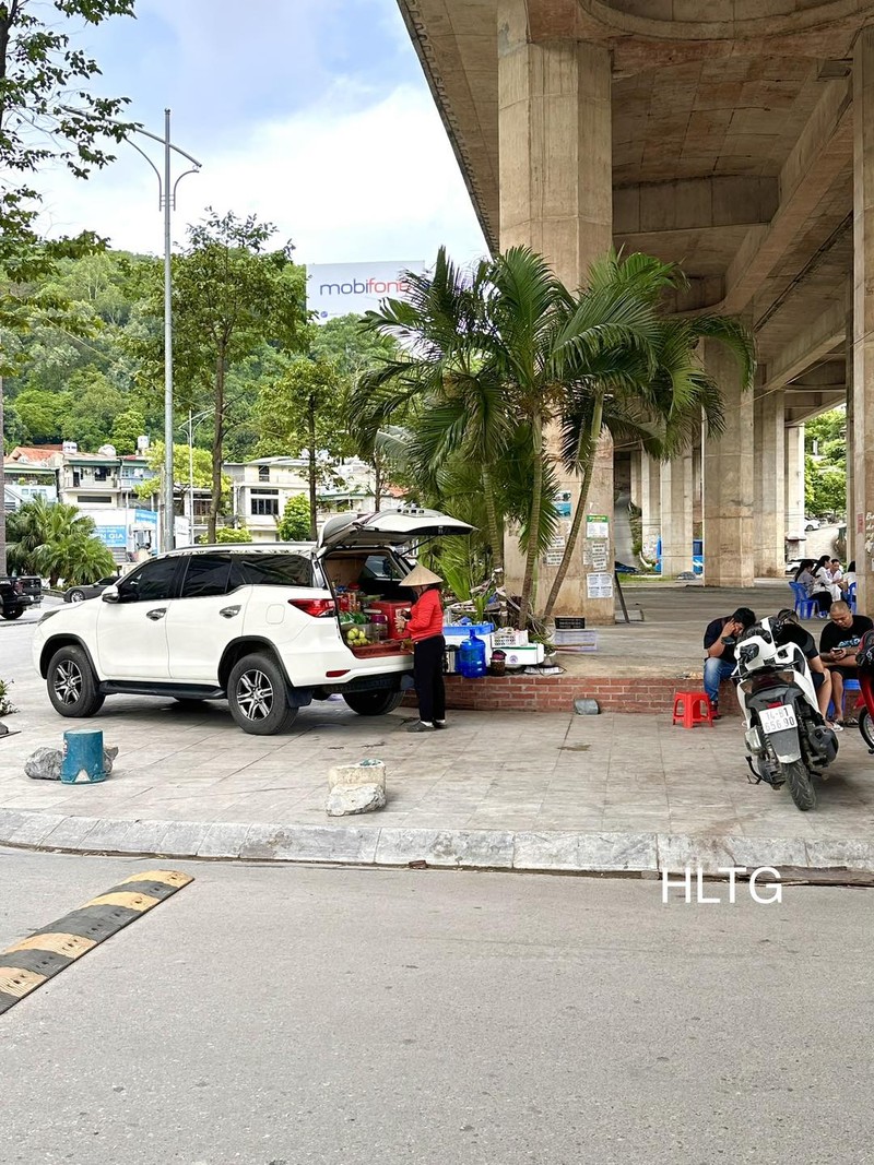 Doc la Quang Ninh: Lai xe hop tien ty di ban hang rong-Hinh-6