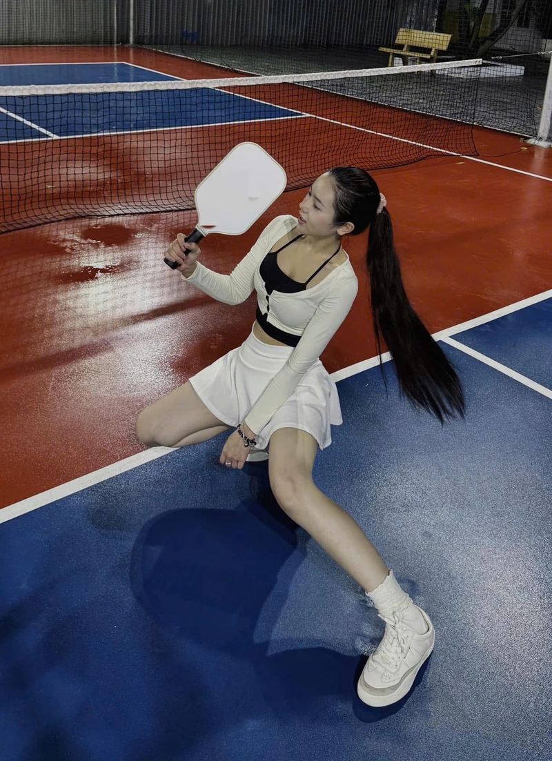 Ban gai tin don cua Xemesis len do pickleball, khoe dang nuot na