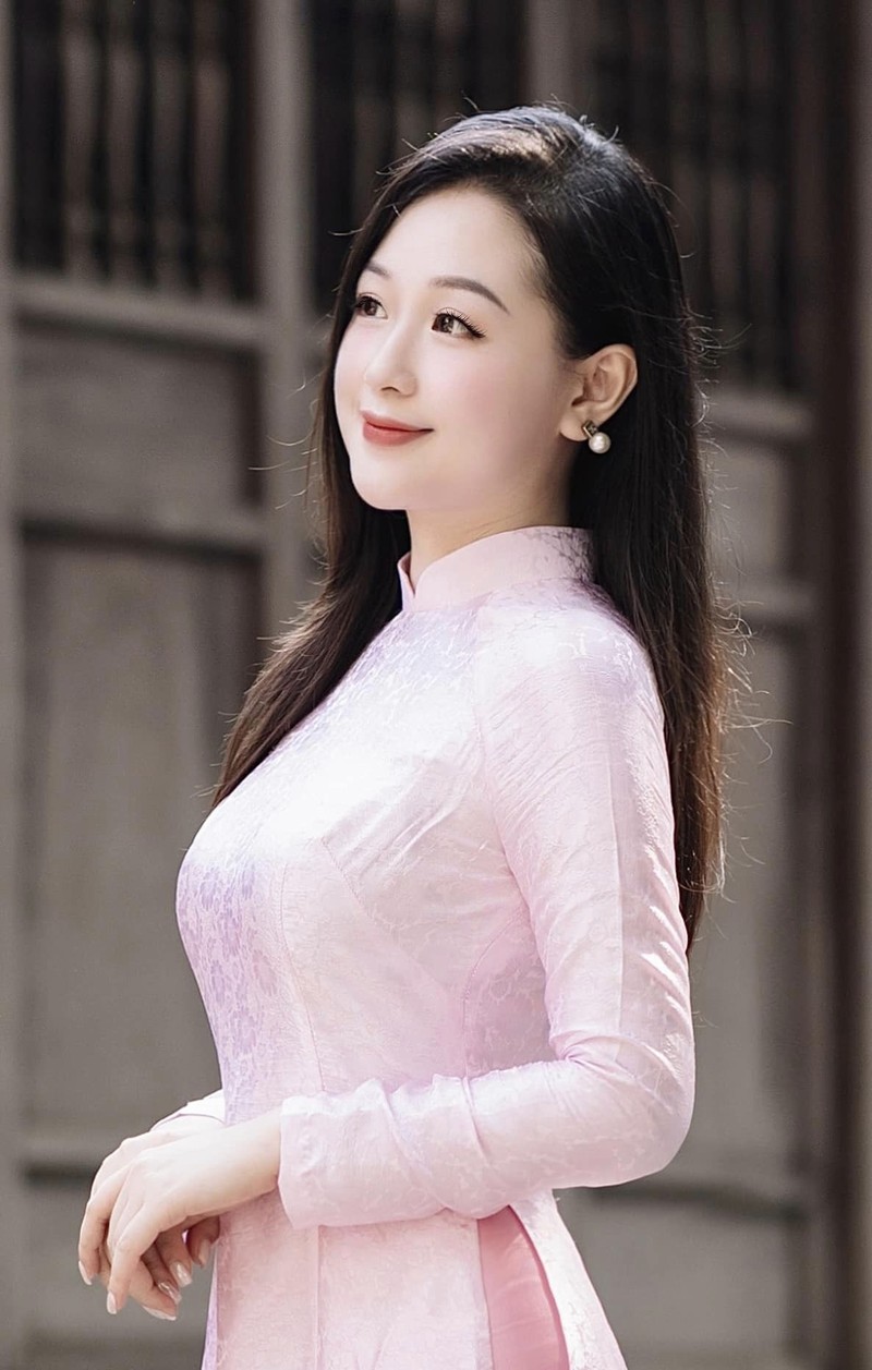 Co giao “hot nhat mua khai giang” khoe dang trong ta ao dai