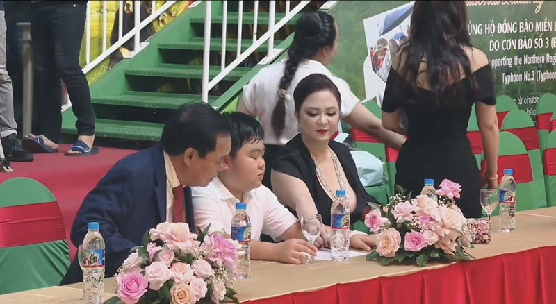 Netizen boc gia outfit tien ty cua CEO Nguyen Phuong Hang “ngay tro lai“-Hinh-9