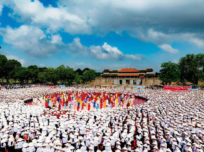 Khung canh hoang trang diem cau Chung ket Duong len dinh Olympia tai Hue-Hinh-4