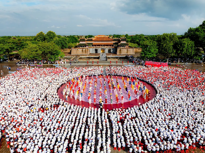 Khung canh hoang trang diem cau Chung ket Duong len dinh Olympia tai Hue-Hinh-7