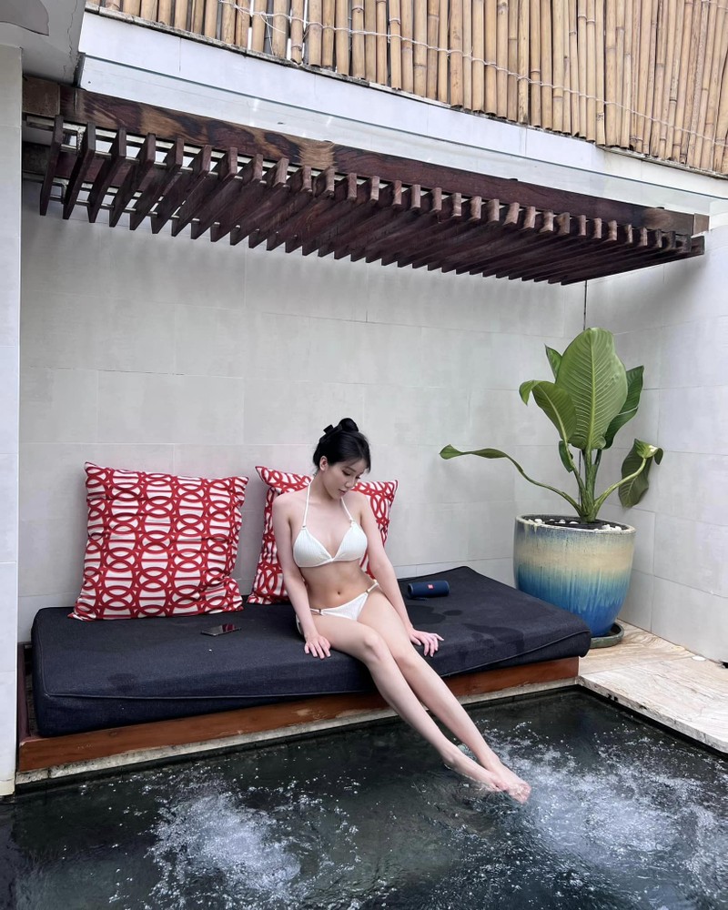 Streamer “phu ba” chieu dai fan loat anh khoe body cuc chay-Hinh-7